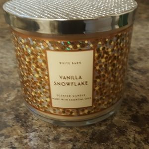 Bath & Body Works vanilla snowflake 3 wick candle